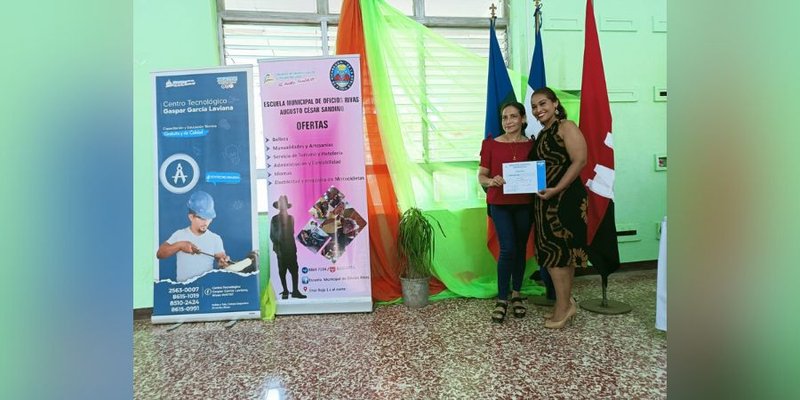 Rivenses reciben certificados de Cursos desde las Escuelas Municipales de Oficio