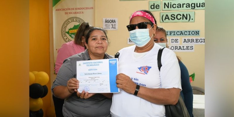 Personas con discapacidad finalizan curso de Arreglos Florales