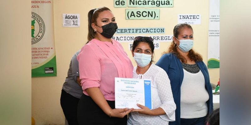 Personas con discapacidad finalizan curso de Arreglos Florales