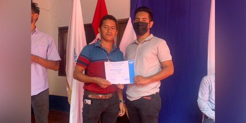 En saludo al mes patrio celebran entrega de certificados en Rivas