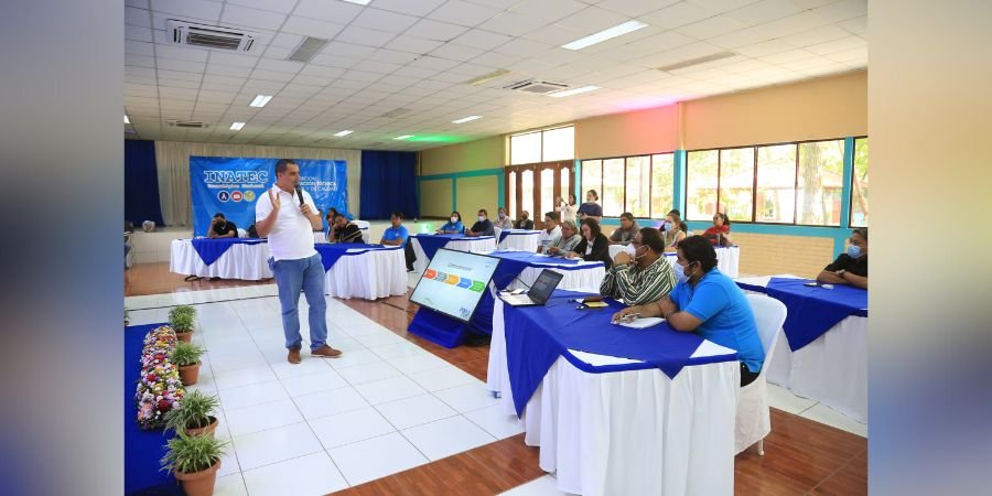 Docentes de la Jornada INNOVATEC participan en taller sobre Creatividad