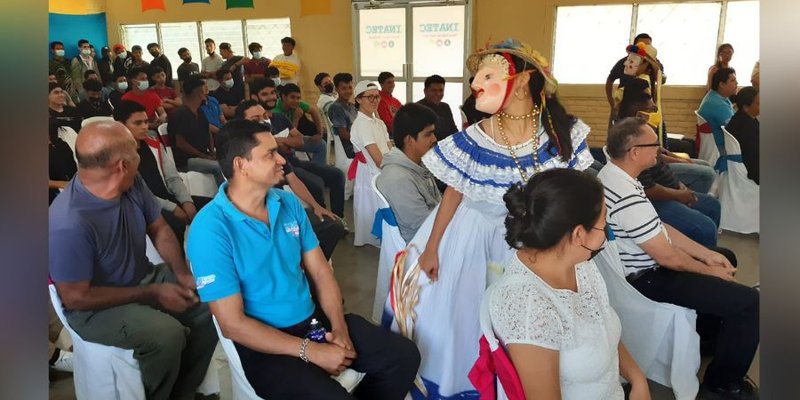 Estudiantes Técnicos saludan Día del Maestro a través de canto, poesía y música