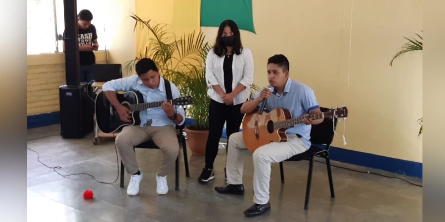Estudiantes Técnicos saludan Día del Maestro a través de canto, poesía y música
