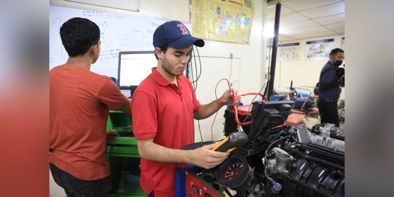 Donación de repuestos automotrices fortalece clases prácticas de estudiantes técnicos
