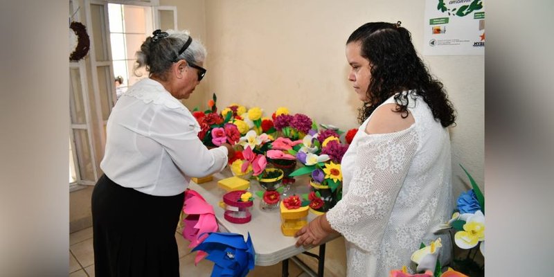 Personas con discapacidad finalizan curso de Arreglos Florales