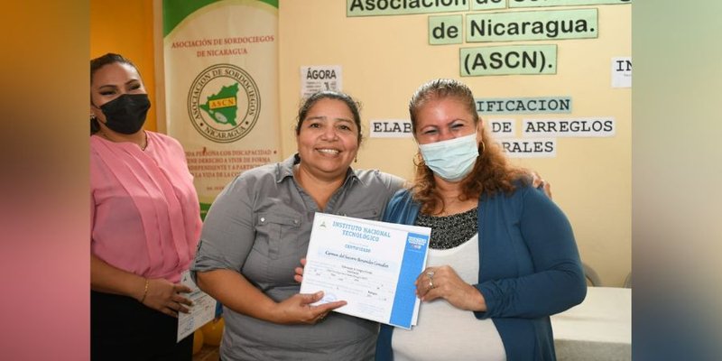 Personas con discapacidad finalizan curso de Arreglos Florales