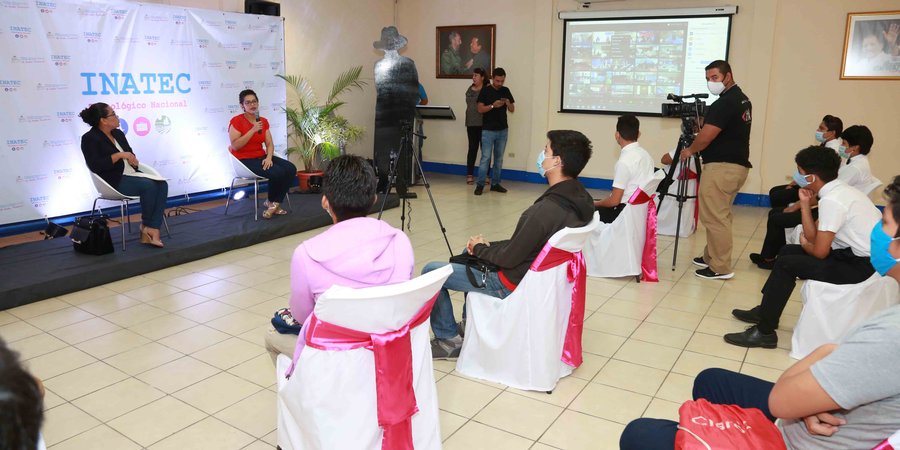 Estudiantes técnicos participan en video foro sobre prevención de la violencia