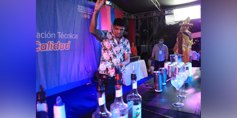 Estudiantes destacan con sus habilidades y técnicas en Festival Nacional de Bartender y Barismo