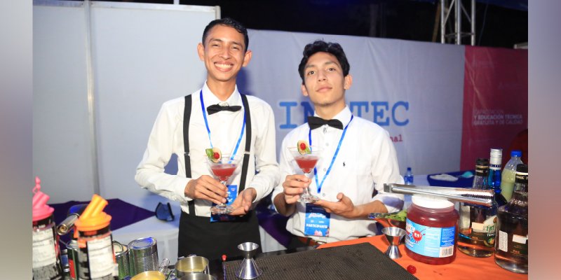 Estudiantes destacan con sus habilidades y técnicas en Festival Nacional de Bartender y Barismo