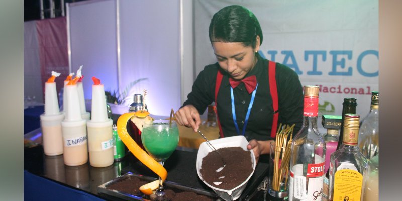 Estudiantes destacan con sus habilidades y técnicas en Festival Nacional de Bartender y Barismo