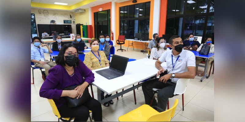 Docentes conocen los proyectos tecnológicos del Centro Nacional de Innovación - UNAN Managua