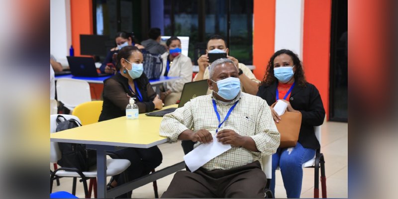 Docentes conocen los proyectos tecnológicos del Centro Nacional de Innovación - UNAN Managua