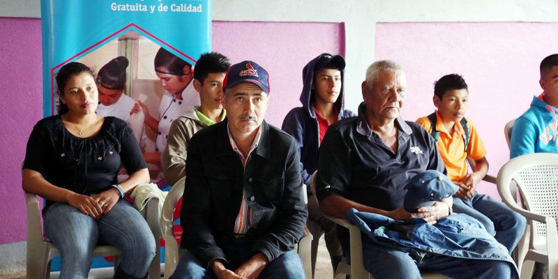 TECNacional - Familias de la comunidad el Paraíso conocen oferta de carreras técnicas para su formación