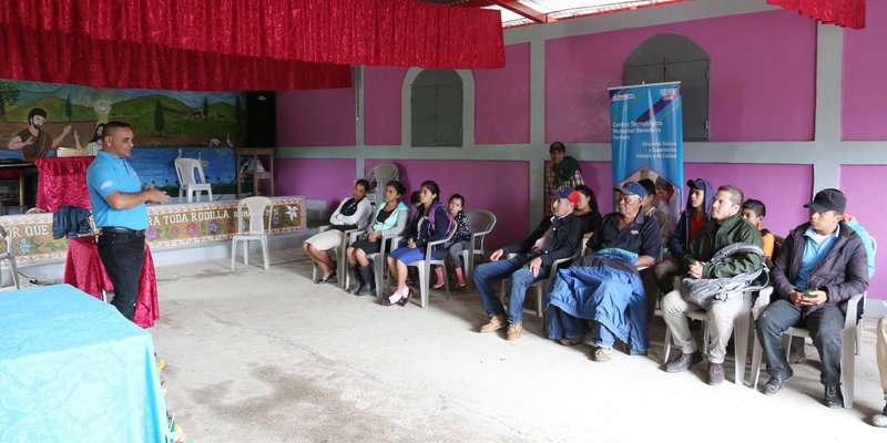 TECNacional - Familias de la comunidad el Paraíso conocen oferta de carreras técnicas para su formación