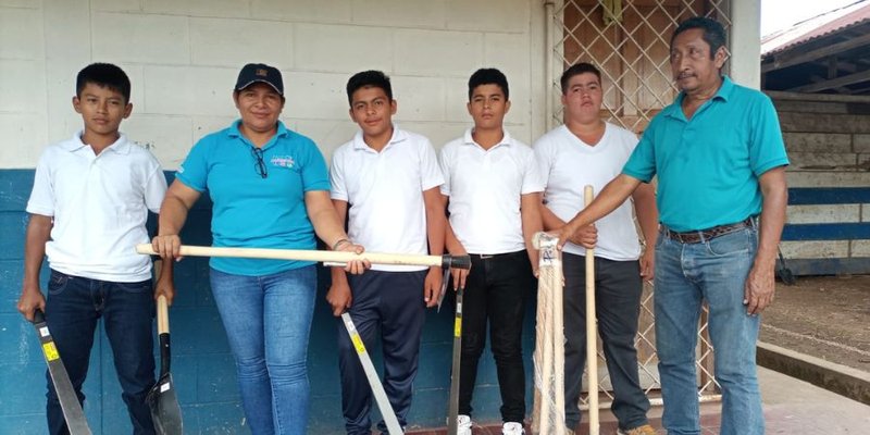 Entregan material didáctico e insumos para fortalecer vocación productiva