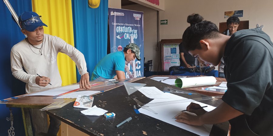 Estudiantes de Construcción Civil participan en Concurso de Dibujo Técnico