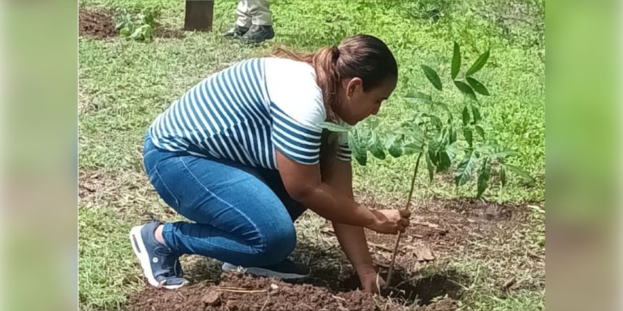 Estudiantes Técnicos comprometidos en el cuido y amor a la Madre Tierra