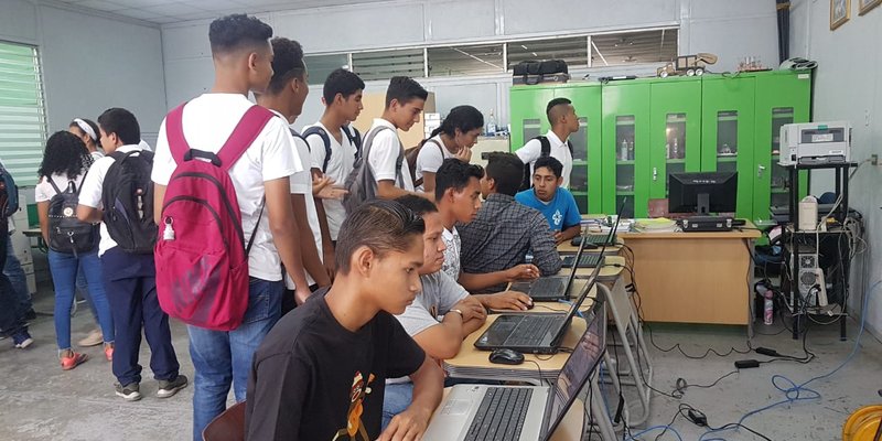 Estudiantes de Secundaria visitan Centro Tecnológico de San Isidro