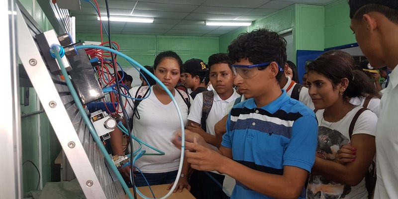 Estudiantes de Secundaria visitan Centro Tecnológico de San Isidro