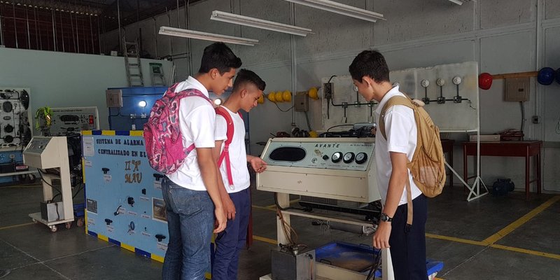 Estudiantes de Secundaria visitan Centro Tecnológico de San Isidro