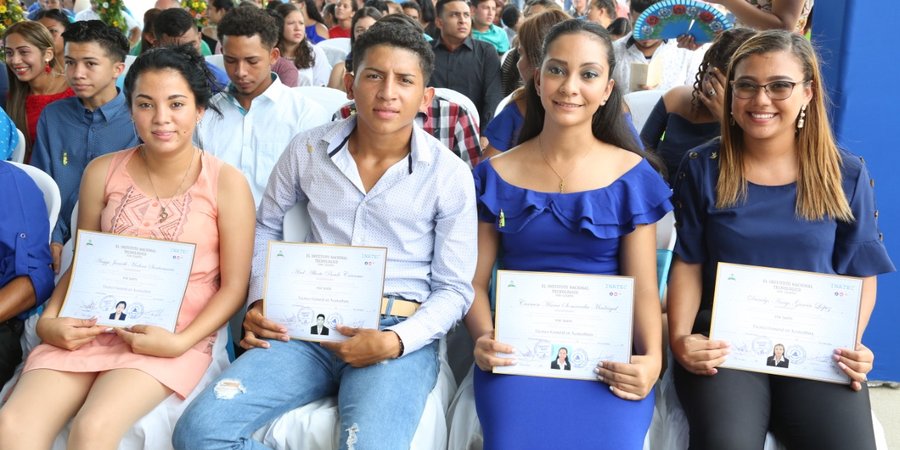 Primera promoción de graduandos en Acuicultura