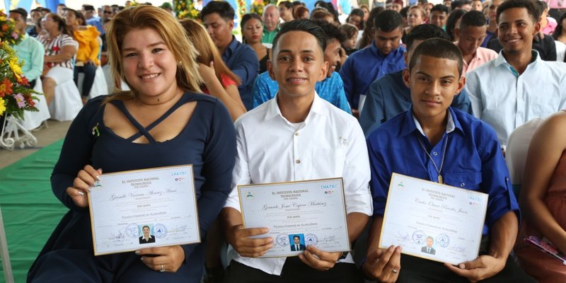 Primera promoción de graduandos en Acuicultura