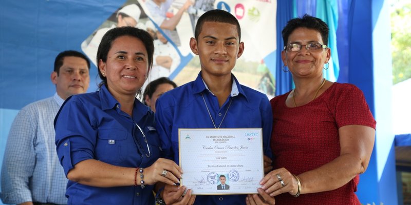 Primera promoción de graduandos en Acuicultura