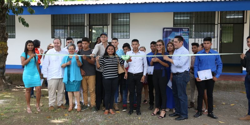 Primera promoción de graduandos en Acuicultura