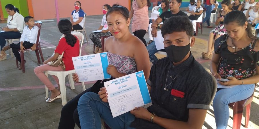 Entrega de certificados a egresados de la Escuela Municipal de Oficio de Nagarote