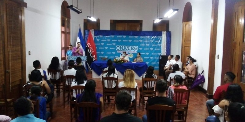 Trabajadores empíricos de Granada son certificados en diferentes oficios