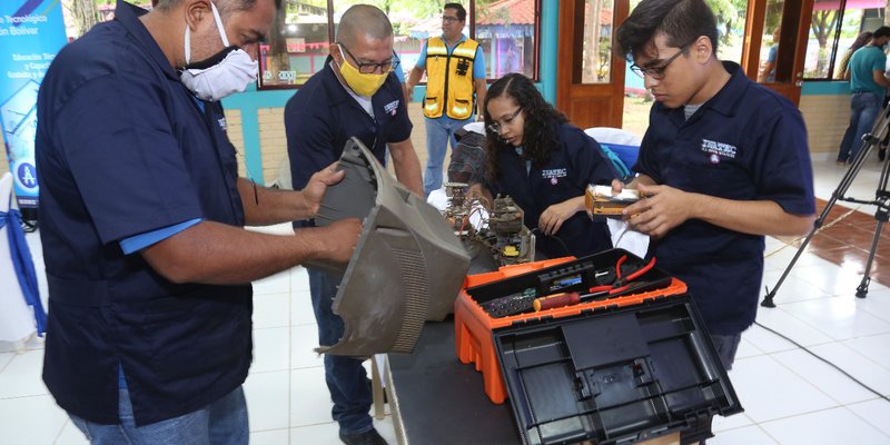 Estudiantes del Técnico General en Electrónica realizan demostraciones de lo aprendido