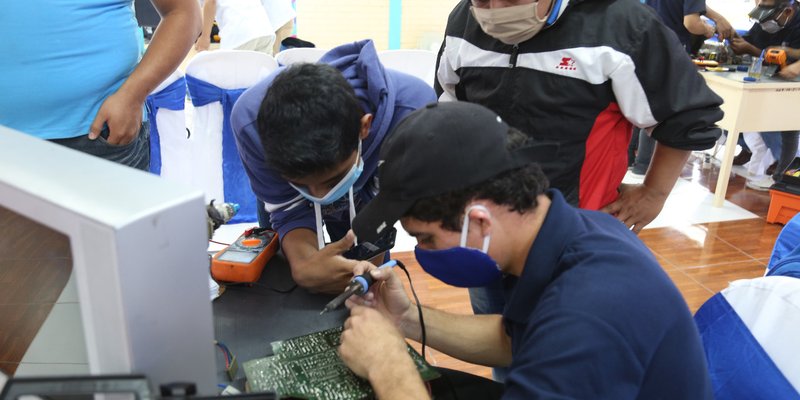 Estudiantes del Técnico General en Electrónica realizan demostraciones de lo aprendido