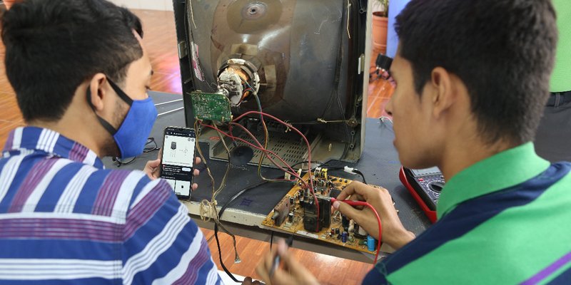 Estudiantes del Técnico General en Electrónica realizan demostraciones de lo aprendido