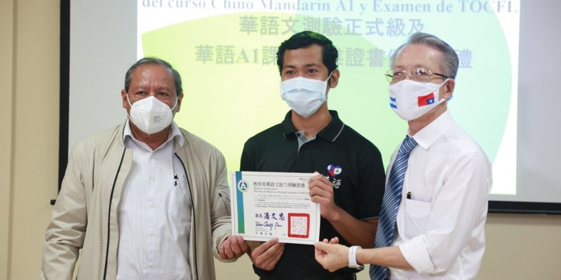 Entrega de certificados del curso Chino Mandarín
