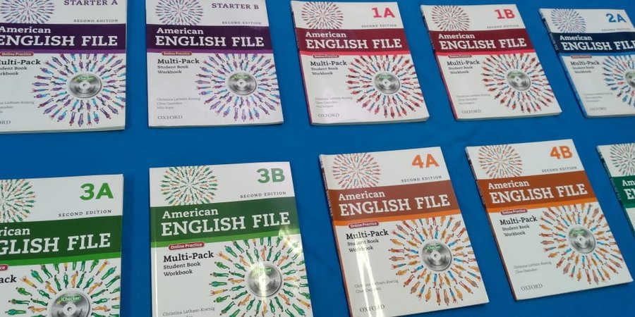 Centros Tecnológicos reciben libros de inglés para fortalecer aprendizaje en estudiantes de idioma