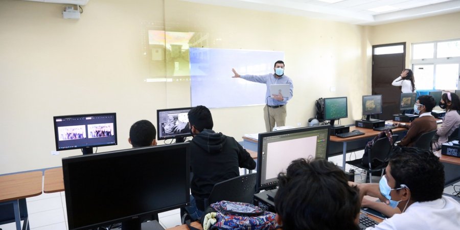 Jóvenes se forman como Especialistas en Diseño Gráfico