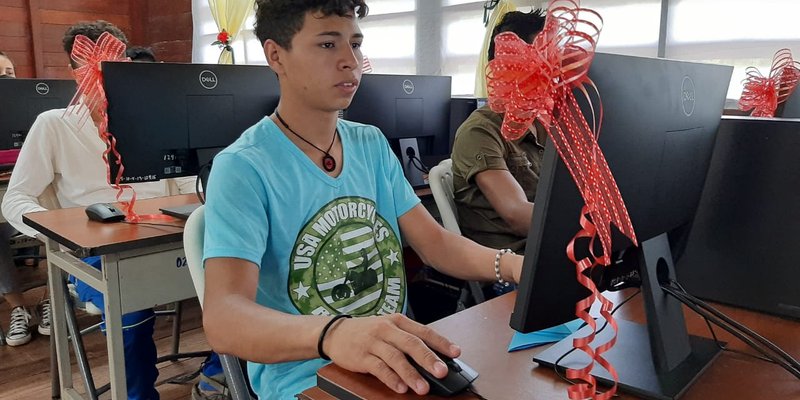 Moderno Laboratorio de Computación Estrena El Centro Tecnológico de San Carlos