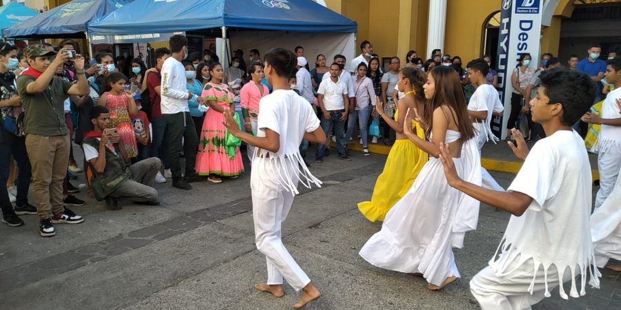 Leoneses disfrutan de feria desarrollada por protagonistas de Escuelas Municipales de Oficio