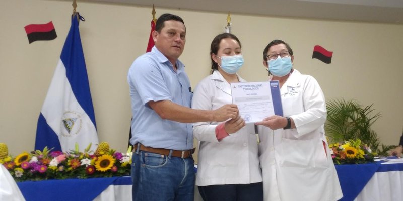 Certificados a Médicos del Hospital Aldo Chavarría