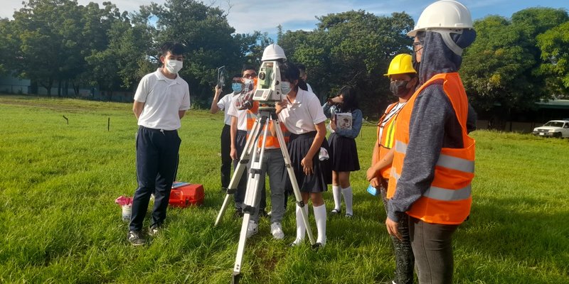 Estudiantes de Secundaria realizan recorrido por Centro Tecnológico Simón Bolívar de Managua