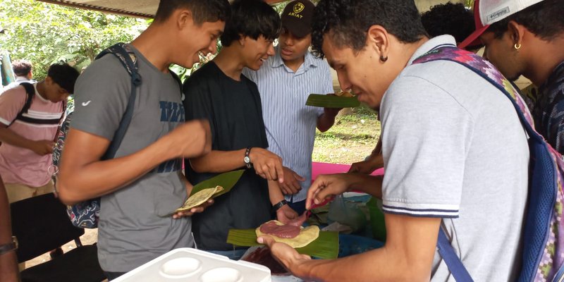 Estudiantes de educación técnica celebran feria gastronómica nicaragüense en saludo a las fiestas patrias