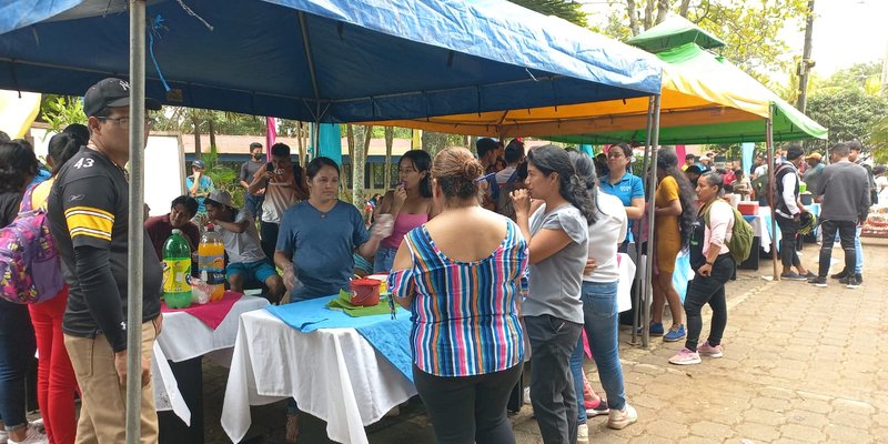 Estudiantes de educación técnica celebran feria gastronómica nicaragüense en saludo a las fiestas patrias
