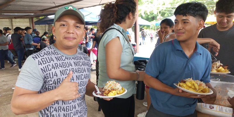 Estudiantes de educación técnica celebran feria gastronómica nicaragüense en saludo a las fiestas patrias