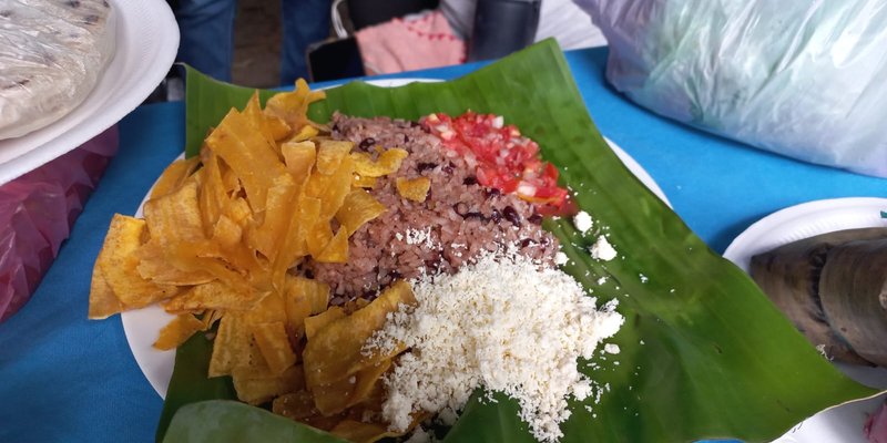 Estudiantes de educación técnica celebran feria gastronómica nicaragüense en saludo a las fiestas patrias