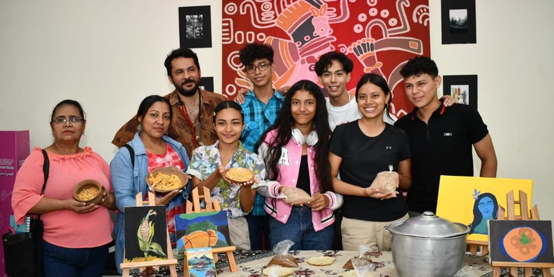 Estudiantes del Centro Cultural y Politécnico José Coronel Urtecho celebran Día Nacional del Maíz