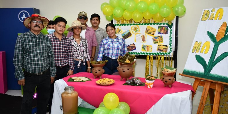 Estudiantes del Centro Cultural y Politécnico José Coronel Urtecho celebran Día Nacional del Maíz