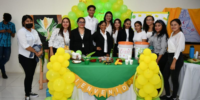 Estudiantes del Centro Cultural y Politécnico José Coronel Urtecho celebran Día Nacional del Maíz