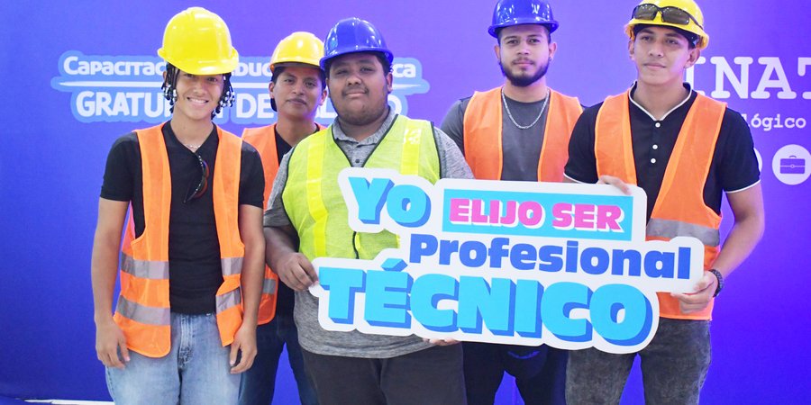 Estudiantes técnicos destacan por su esfuerzo y dedicación