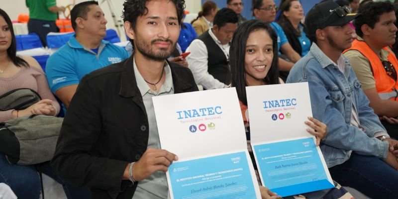 Nicaragua honra a más de 3 mil docentes técnicos en actos departamentales de reconocimiento