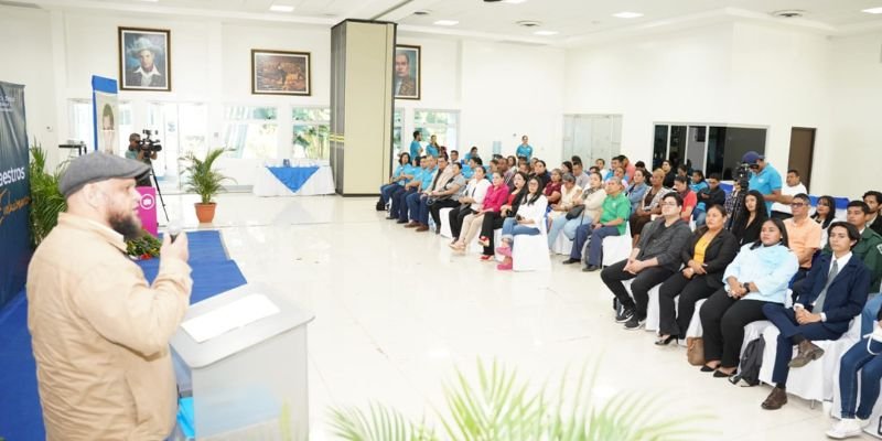 Nicaragua honra a más de 3 mil docentes técnicos en actos departamentales de reconocimiento